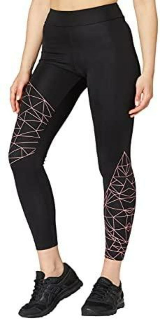 Een persoon die Ervaar comfort en stijl met onze sportlegging voor dames draagt met een geometrisch wit en roze patroon op één been, gecombineerd met zwarte sneakers.