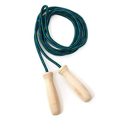 Een houten handvat springtouw met een groen en blauw gevlochten koord, geïsoleerd op een witte achtergrond, perfect voor het verbeteren van de cardiovasculaire conditie.