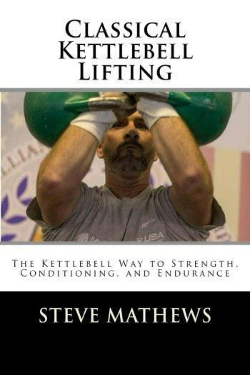 Load image into Gallery viewer, Man die een Steve Matthews uitvoert - Klassiek Kettlebell tillen: de Kettlebell-weg naar kracht, conditionering en uithoudingsvermogen in een sportschool.
