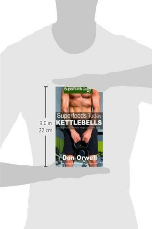 Een persoon die een boek vasthoudt met de titel "Superfoods Today Kettlebells: Beginner's Guide for New Sculpted and Strong Body" van Don Orwell, met aan de linkerkant geïllustreerde afmetingen die de hoogte van het boek aangeven als 9,0