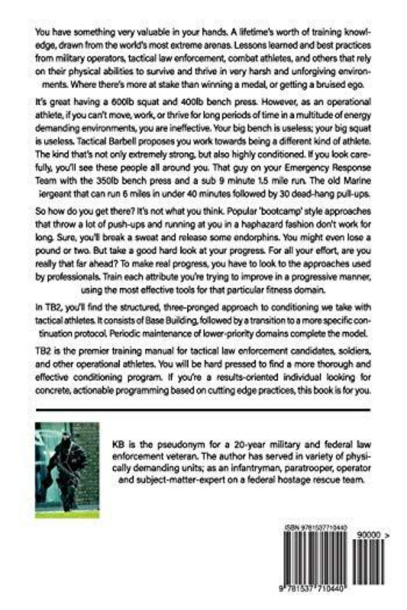Laad afbeelding in Galerijviewer, Achteromslag van Tactical Barbell 2: Conditioning met tekstbeschrijving, streepjescode en een inzetfoto van een zeer geconditioneerde operationele atleet in camouflage met een rugzak.
