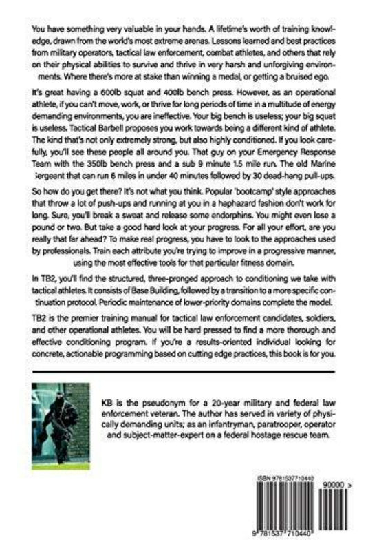 Achteromslag van Tactical Barbell 2: Conditioning met tekstbeschrijving, streepjescode en een inzetfoto van een zeer geconditioneerde operationele atleet in camouflage met een rugzak.
