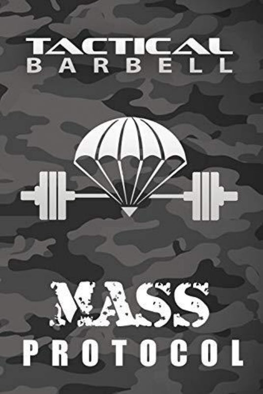 De cover van "Tactical Barbell: Mass Protocol (English Edition)" toont een parachute- en halterontwerp tegen een camouflageachtergrond, waarbij de spiermassa wordt benadrukt.