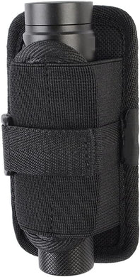 Een tactische molle zaklamp pouch holster, de perfecte pouch voor elke avonturier, met een zwarte zaklamp bevestigd voor bescherming.