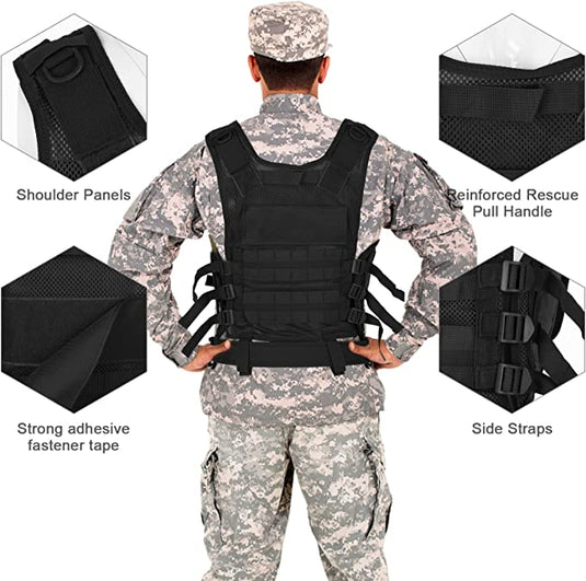 Man in militair uniform met verschillende hoeken van een "Dompel jezelf onder in avontuur met het ultieme tactische vest voor heren" met gelabelde kenmerken zoals schouderpanelen, versterkte reddingshandgreep en zijbanden.