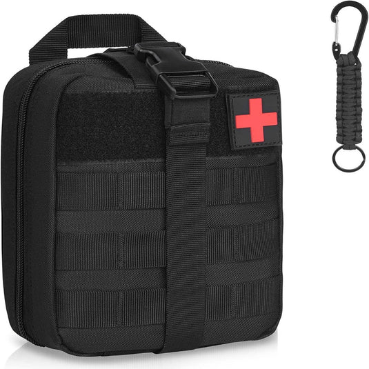 Zwarte tactische heuptas gemaakt van 600D nylon materiaal, met een rood kruis patch en een karabijnhaak aan de zijkant.