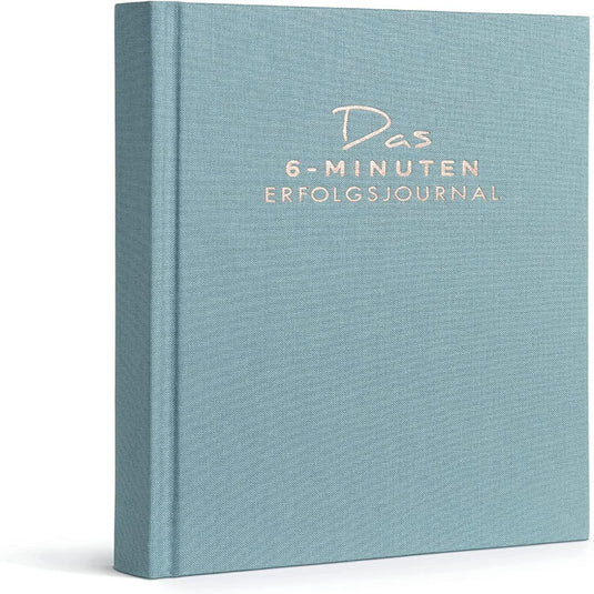 Een blauwgroen dagboek met "Het 6-Minute Success Journal: Transformeer je Leven met Slechts 6 Minuten Per Dag!" in reliëf in een elegant lettertype op de omslag, weergegeven tegen een effen achtergrond.