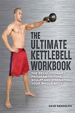 Man demonstreert het ultieme Kettlebells-werkboek: het revolutionaire programma om je hele lichaam te versterken, vorm te geven en te versterken op de omslag van een fitnessboek.