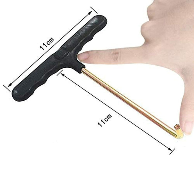 Laad afbeelding in Galerijviewer, Iemands hand houdt een T-haak veertrekker vast, een hulpmiddel om de maat van een band te meten.
