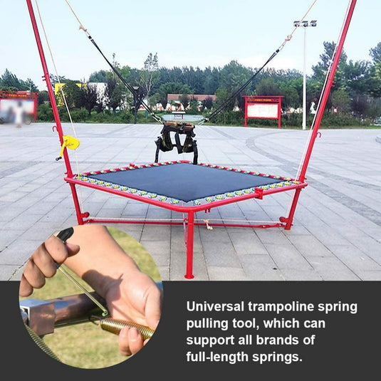Afbeelding van een buitentrampoline met een hand die een Trampolines USA veersleutel gebruikt, waarbij de compatibiliteit van het gereedschap met verschillende trampolineveren wordt benadrukt. De achtergrond toont een parkomgeving.