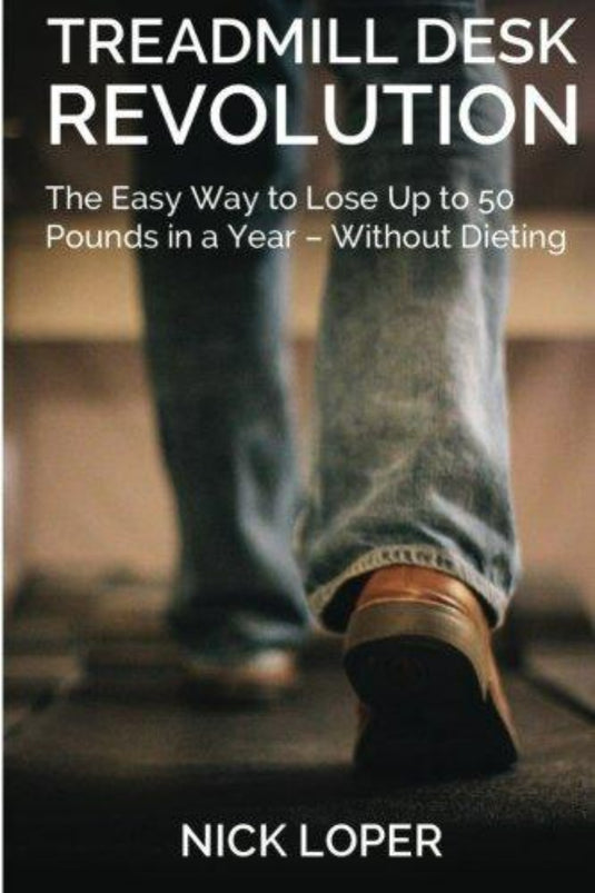 Boekomslag getiteld "Treadmill Desk Revolution: The Easy Way to Lose Up to 50 Pounds in a Year - Without Dieting" door Nick Loper, met een persoon die op een loopband loopt in spijkerbroek en nette schoenen.