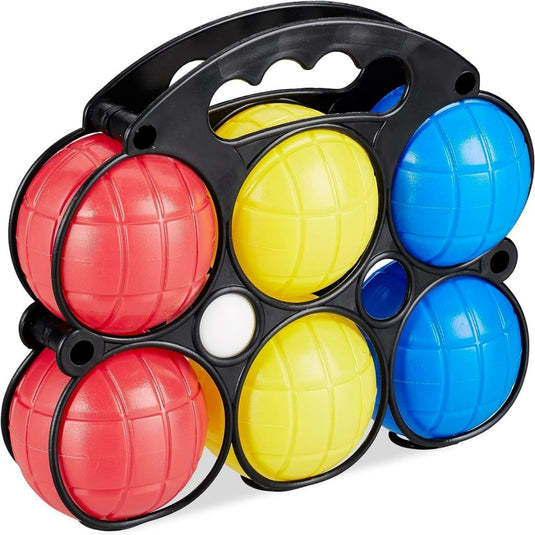 Een set Beleef het plezier van bocciaballen in de kleuren rood, geel en blauw, opgeborgen in een zwarte ronde drager met handvat.