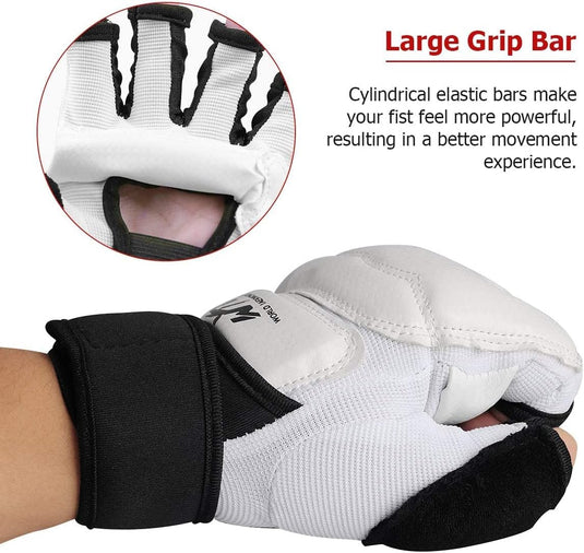 Een paar Verbeter je boksvaardigheden met deze taekwondo bokshandschoenen met een grote handgreep.