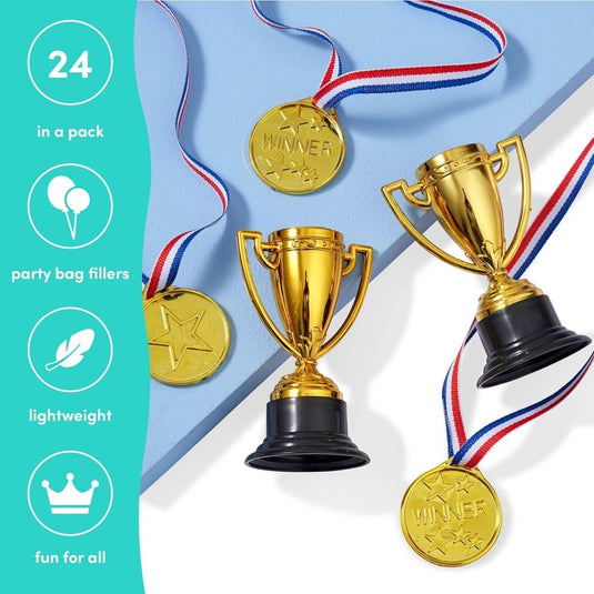 Een pak van 24 Versier hun prestatie: Mini gouden medailles en trofeeën, geschikt voor alle leeftijden