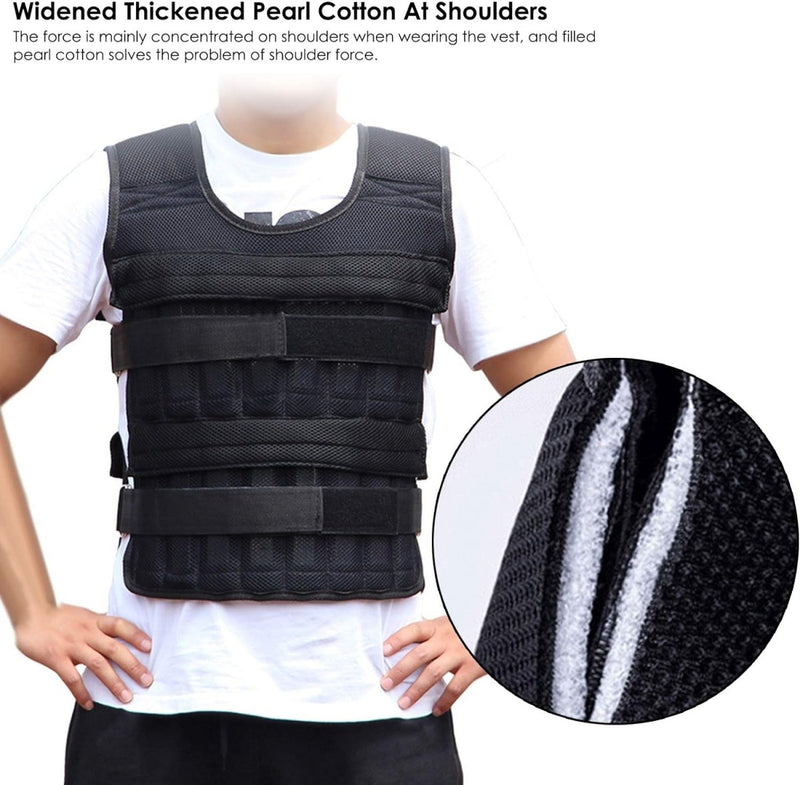 Load image into Gallery viewer, Een man draagt een Verstelbaar verzwaard vest: trainen effectief op zijn schouders.

