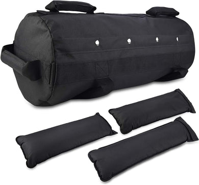 Een zwarte sporttas met vier bijpassende cilindrische geometrische verpakkingskubussen en een verstelbare workout-zandzak voor thuistrainingen.
