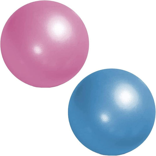 Twee roze en blauwe Pilates-ballen op een witte achtergrond, perfect voor het verbeteren van de kernkracht en het verbeteren van de balans.