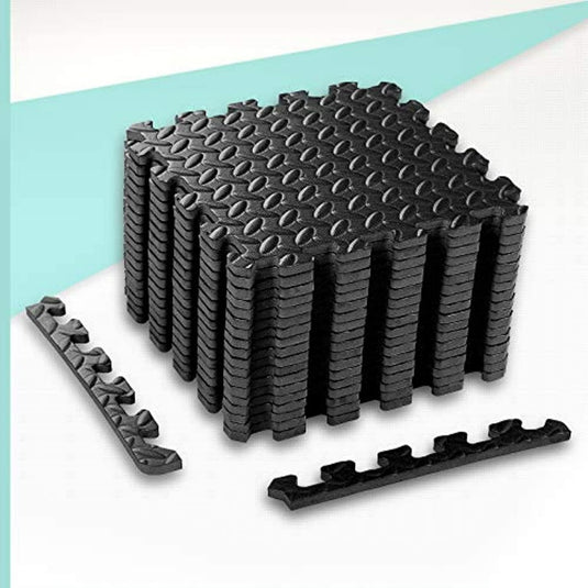 Een set zwarte plastic blokken op een witte achtergrond, die Vloerbeschermingsmat van puzzelschuim bieden: optimale bescherming voor je vloer en apparatuur tegen krassen.