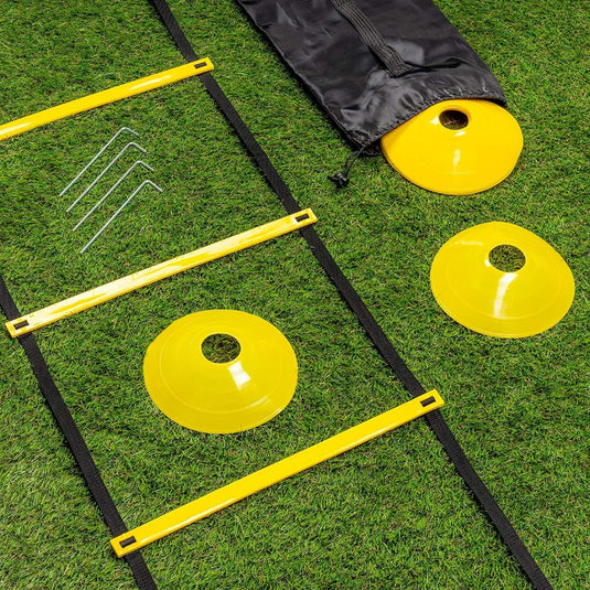 Een gele ladder met gele kegels en een zakje Voetbal trainingsmaterialen set - Verbeter je spel op het gras.