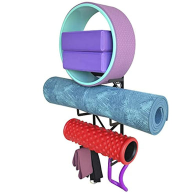 Een stijlvolle oplossing voor georganiseerde yogaaccessoires met verschillende yogaaccessoires, foamrollers en een weerstandsband, met daaraan een ronde spiegel.
