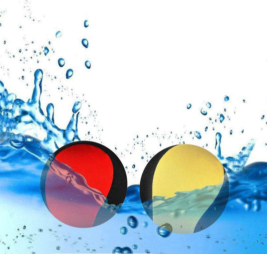 Twee Waterballen ondergedompeld in water met spatten, de ene toont een rood en zwart segment, de andere geel en zwart.