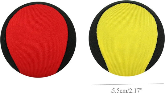 Twee Waterballen: een rode met een zwarte rand, en een gele met een zwarte rand, elk gemeten op 5,5 cm in diameter, geschikt voor alle leeftijden.