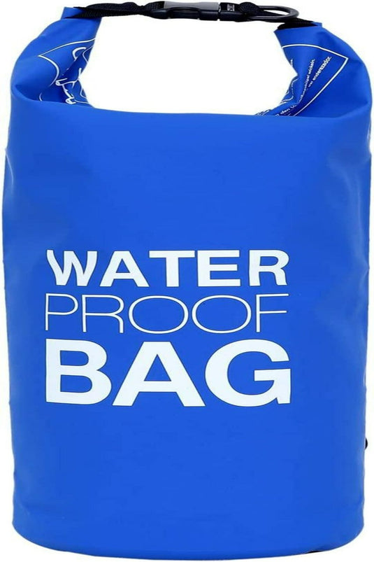 Productnaam: Verken zorgeloos de natuur met onze blauwe waterdichte tas met witte opdruk en een zwarte sluitclip, perfect voor buitenavonturen.