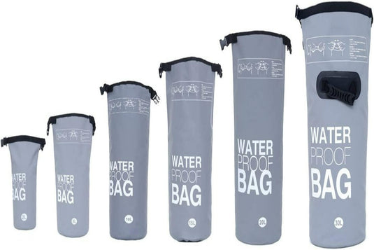Beschrijving: Houd je waardevolle spullen veilig en droog met onze waterdichte tas - De ultieme metgezel voor buitenactiviteiten! op een witte achtergrond.