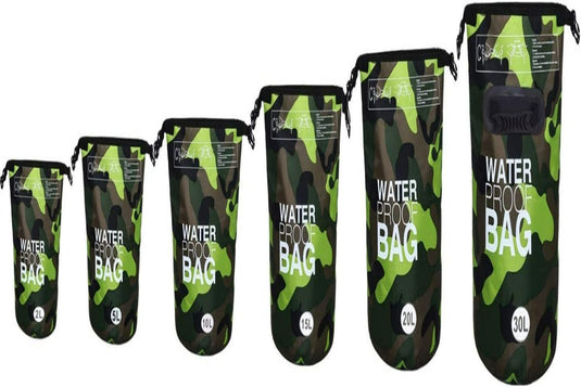 Een set van vijf Adventure Pack waterdichte tassen voor buitenavonturen in verschillende maten, van klein tot groot.