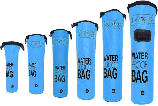 Een set Houd je waardevolle spullen veilig en droog met onze waterdichte tas op een witte achtergrond, die bescherming biedt voor buitenavonturen.