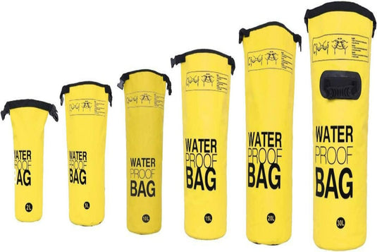 Vijf gele Houd je waardevolle spullen veilig en droog met onze waterdichte tassen op een witte achtergrond.