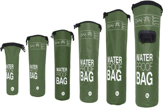 een set van vijf Verken zorgeloos de natuur met onze waterdichte tassen in verschillende maten met roll-top sluitingen en verstelbare draagriemen.