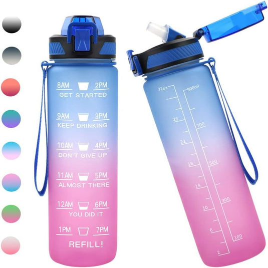 Twee afbeeldingen van een motiverende waterfles van 1 liter met H2O-capsule met tijdmarkeringen, één gesloten en één geopend, met links een kleurenpalet.