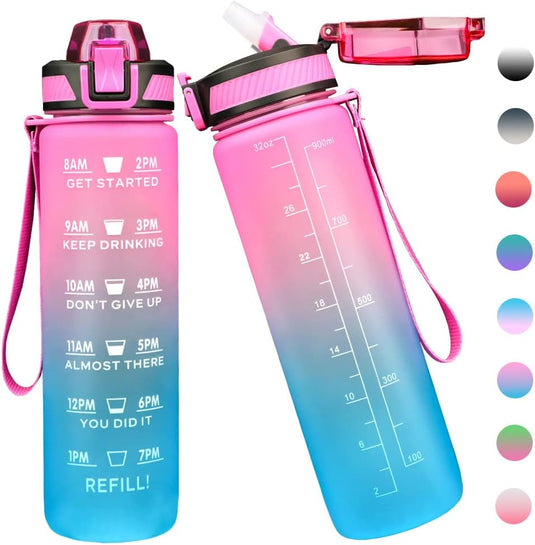 Een roze en blauwe waterfles van 1 liter met tijdmarkeringen en rietje, met verschillende kleuren. Houd je gehydrateerd en gemotiveerd!