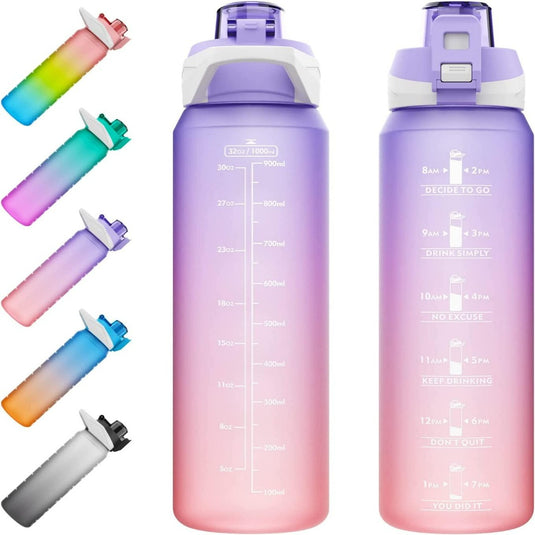 Een set verschillend gekleurde waterflessen in verschillende maten, waaronder een 1 liter waterfles voor optimale hydratatie en motivatie, met verschillende deksels.