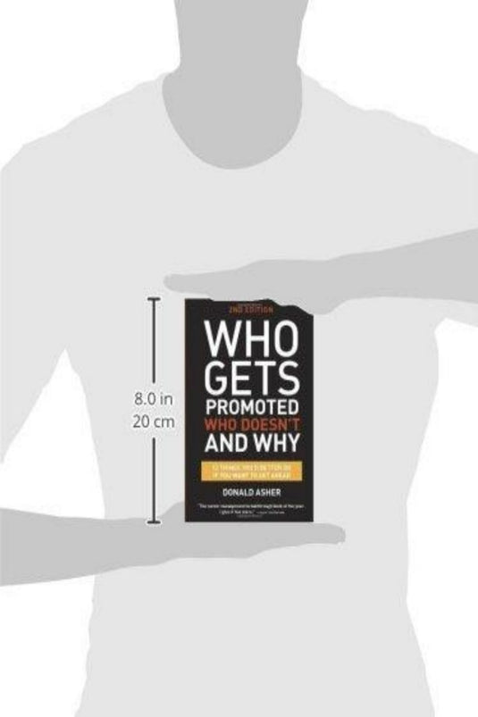 Een persoon die een boek vasthoudt met de titel "Wie wordt gepromoveerd, wie niet, en waarom, tweede editie: 12 dingen die je beter kunt doen als je vooruit wilt komen" van Donald Asher.