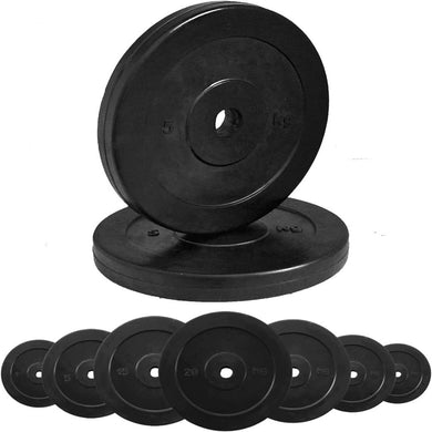 Een set zwarte rubberen halterschijven op een witte achtergrond, perfect voor Wil jij thuis of in de sportschool je spieren trainen?
