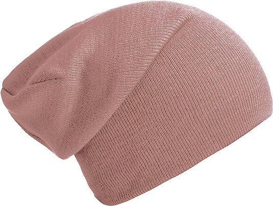 Een warme Slouch beanie in de vorm van een roze slouch beanie tegen een witte achtergrond.