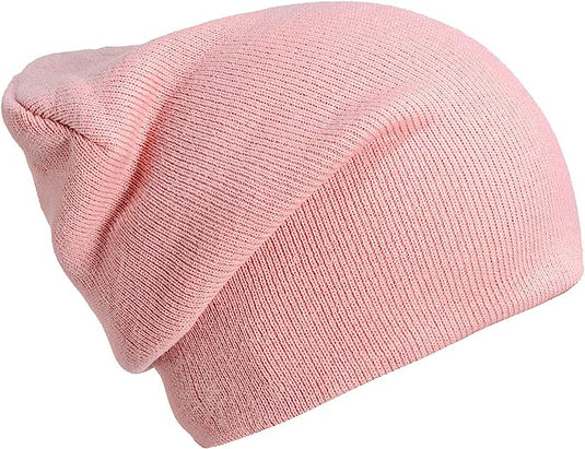 Een slouch beanie in de perfecte wintermuts voor dames en heren roze tint op een wintermuts achtergrond.