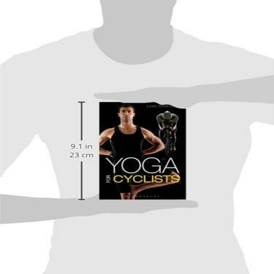 Een boek met de titel "Yoga voor fietsers", gehouden tegen een silhouet van een persoon, met een afbeelding van een man in een tanktop op de omslag, wat de kernkracht benadrukt.