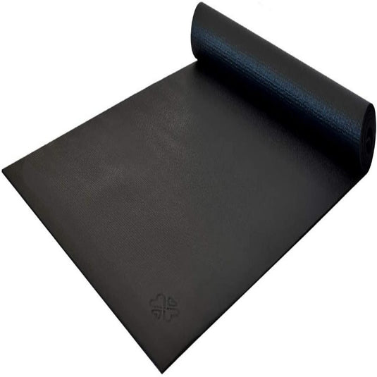 Een opgerolde zwarte Yogamat - Optimale grip en comfort voor elke yogavorm gedeeltelijk uitgerold op een witte achtergrond, klaar voor een yogasessie.