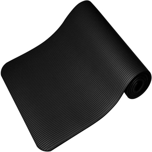 Een opgerolde zwarte Ftalaatvrije yogamat: de gezonde en duurzame keuze voor je yogasessies met een gestructureerd oppervlak, geïsoleerd op een witte achtergrond.