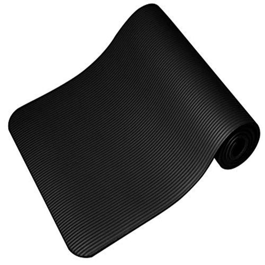 Een opgerolde zwarte ftalaatvrije yogamat met een gestructureerd oppervlak, gemaakt van biologisch afbreekbare materialen, geïsoleerd op een witte achtergrond.