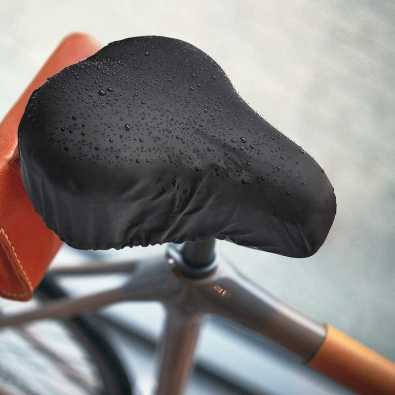 Laad afbeelding in Galerijviewer, Geniet van comfortabele fietsen met onze hoogwaardige zadelhoezen voor optimale bescherming, gemaakt van duurzaam PVC-materiaal, gemonteerd op een fiets met een zichtbaar bruin frame op de achtergrond.
